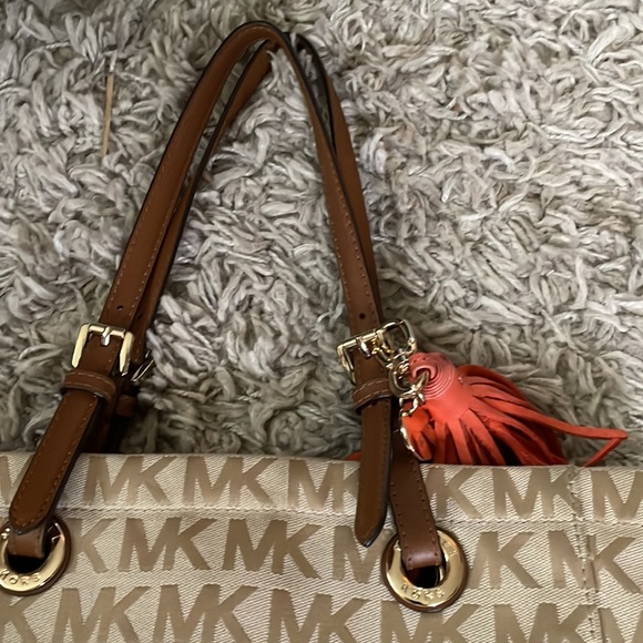 Michael kors handbag tote great condition! Clean inside and out! - Picture 3 of 7